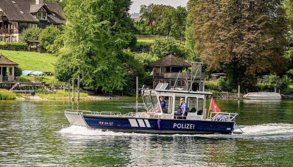 Die Wasserpolizei Schaffhausen ist seit diesem Jahr mit einem neuen Einsatzboot unterwegs. Bilder: Melanie Duchene Auf Repo unterwegs mit dem neuen Polizeiboot den Rhein auswï¿ï¾¤rts von Diessenhofen nach Stein am Rhein, am Mittwoch, 27 August 2025. (Melanie Duchene / Schaffhauser Nachricht