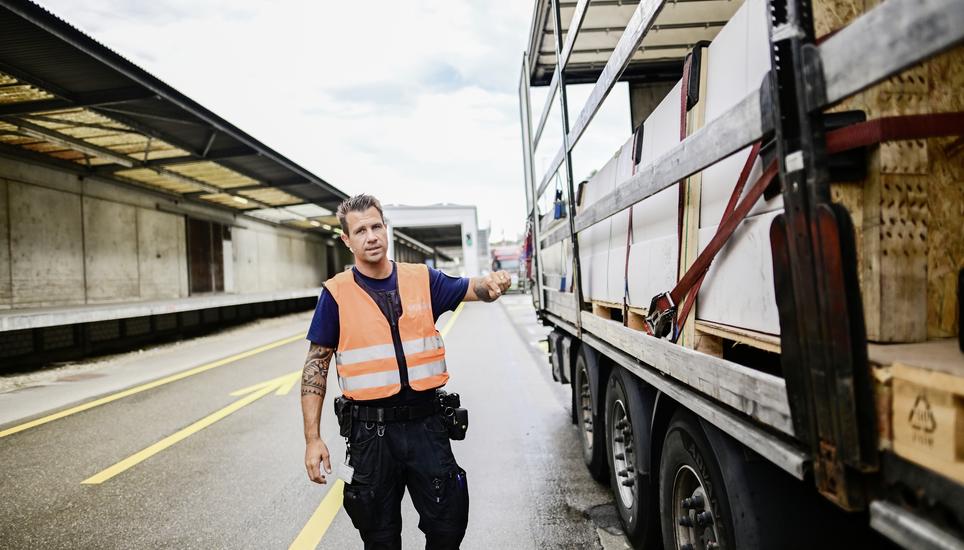 Einblicke in die Schwerverkehrskontrolle der Polizei beim Gï¿ï¾¼terbahnhof, Bild zeigt Sandro Dï¿ï¾¼rr, am Donnerstag, 04. September 2025. (Melanie Duchene / Schaffhauser Nachr