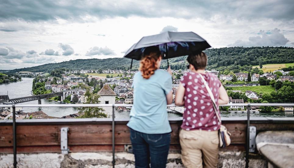 Die einzigartige Aussicht ï¿ï¾¼ber Schaffhausen sind wohl nur einer der Grï¿ï¾¼nde fï¿ï¾¼r die stetigen Besucher auf der Munotzinne, so wie an diesem Tag. Ob der Schirm vor Regen oder der Sonne schï¿ï¾¼tzen soll? Bei diesem Wet
