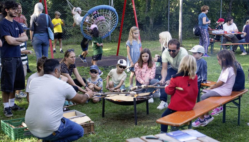 Die Jubla organisierte zahlreiche Aktivitäten wie Schminken, Büchsenwerfen und Schlangenbrot-Backen. Bild: Dominic Caviezel