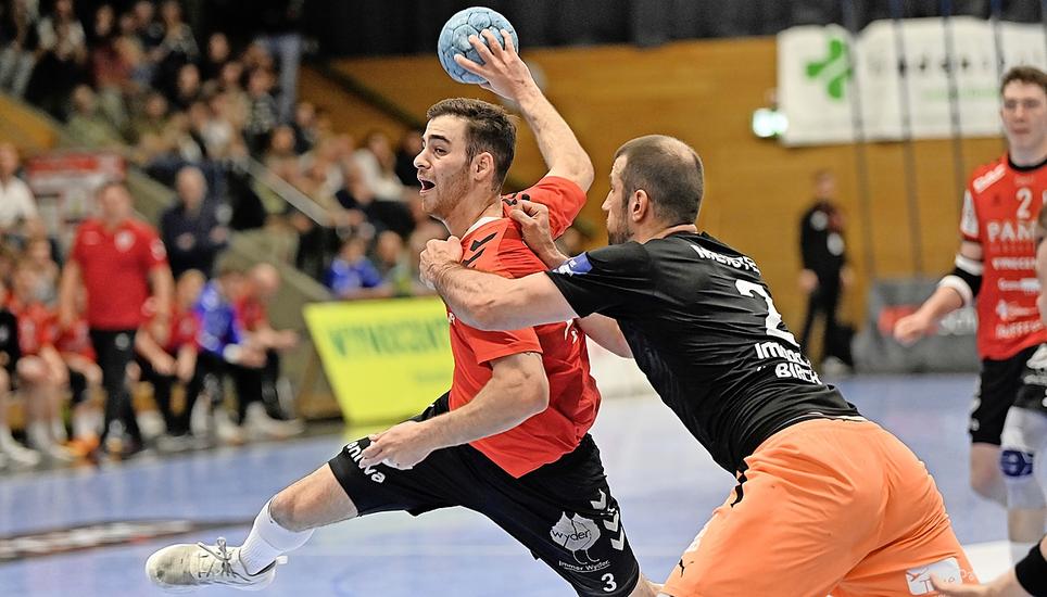 Aarau, 23.04.2025. Handball, NLA Playoff Halbfinal. Spiel 2. HSC Suhr Aarau- Kadetten Schaffhausen. 
Nikos Sarlos (links, Suhr) gegen Lucas Meister (rechts, Kadetten). 
Copyright by: FOTO Wagner / Alexander Wagner
