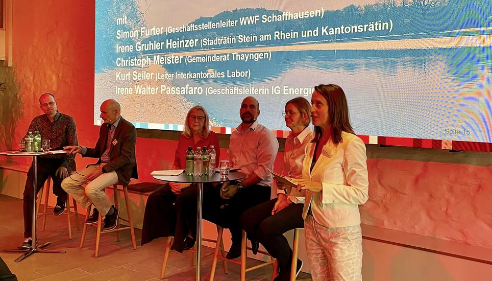 Fachkundig leitete Bettina Walch (rechts) den Klima-Talk mit regionalen Akteuren im Meeting Point Schaffhausen. Bild: Gudrun Trautmann