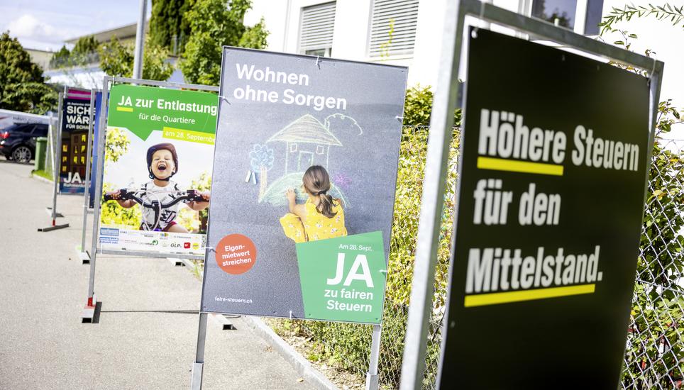 Abstimmungsplakate zur Abstimmung am Sonntag, 28. September 2025, fotografiert am Dienstag, 16. September 2025, in Schaffhausen. (Roberta Fele / Schaffhauser Nachrichten)