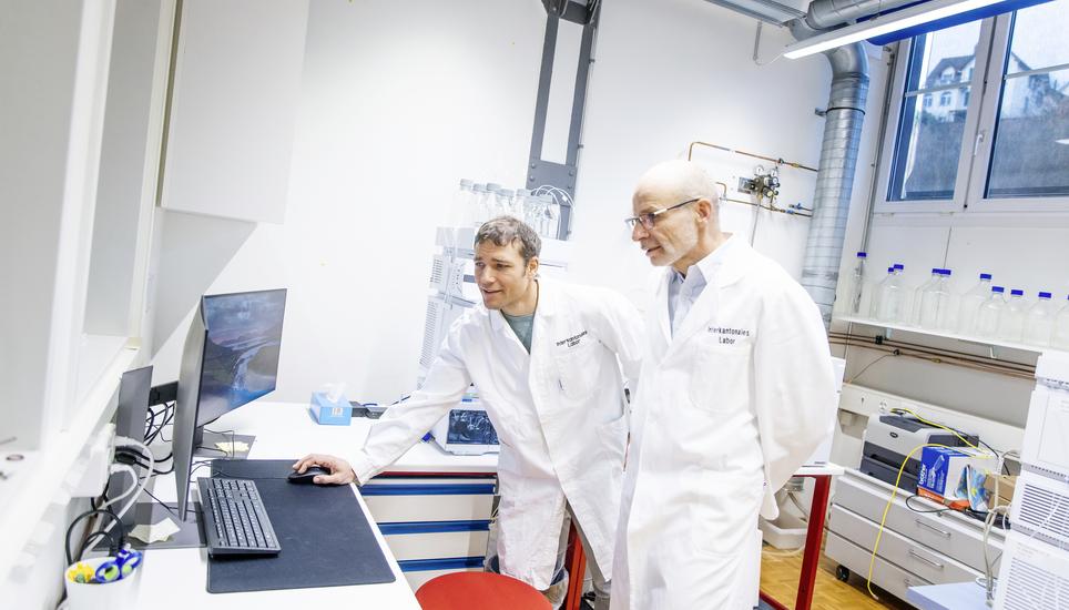 Leiter Kurt Seiler und Christoph Moschet bei der Auswertung von PFAS Laborproben, fotografiert am Donnerstag, 09. Januar 2025, in Schaffhausen. (Roberta Fele / Schaffhauser Nachrichten)