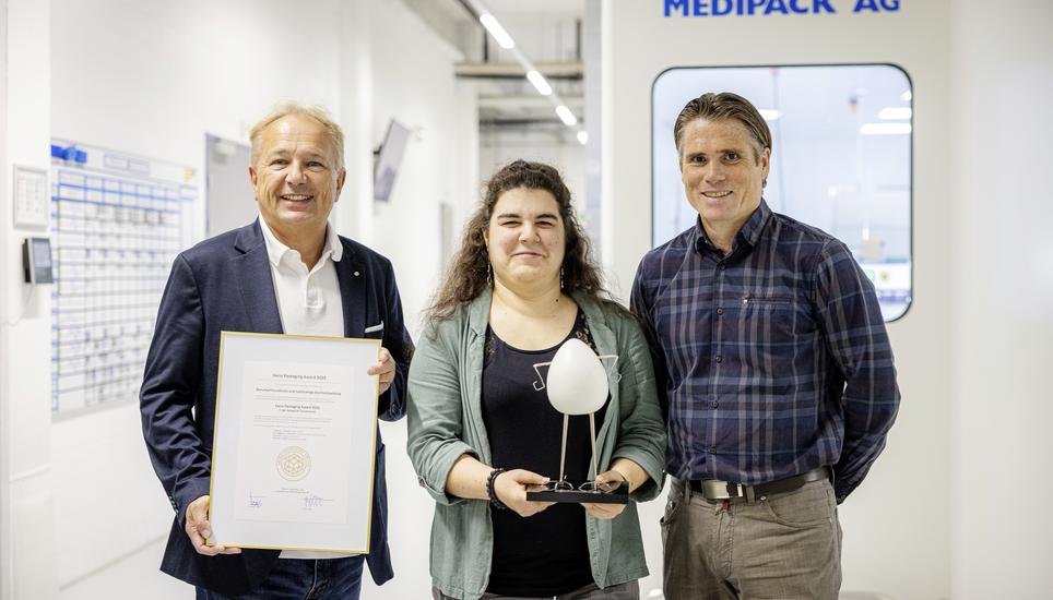 Gewinnt Verpackungspreis fï¿ï¾¼r ihre sterile, mehrschichtige Verpackung von chirurgischen Implantaten, Reto Artusi (CEO), Georg ï¿ï¾sterreicher (Entwickler) und Sara Schnurrenberger (Designerin), fotografiert am Mittwoch, 17. September 202