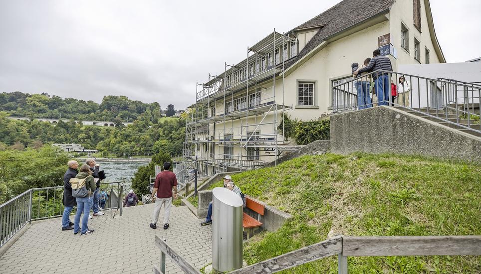 Die Sanierung des Mï¿¯ï¾¿ï¾ï¿¯ï¾¾ï¾¼hlenradhauses am Rheinfall hat begonnen, Rundgang durch die Baustelle mit Christian Werner,  Leiter Hochbauamt (ohne Haar), Projektleiter Ingo Beck, fotografiert am Dienstag, 23. September 2025, in Ne