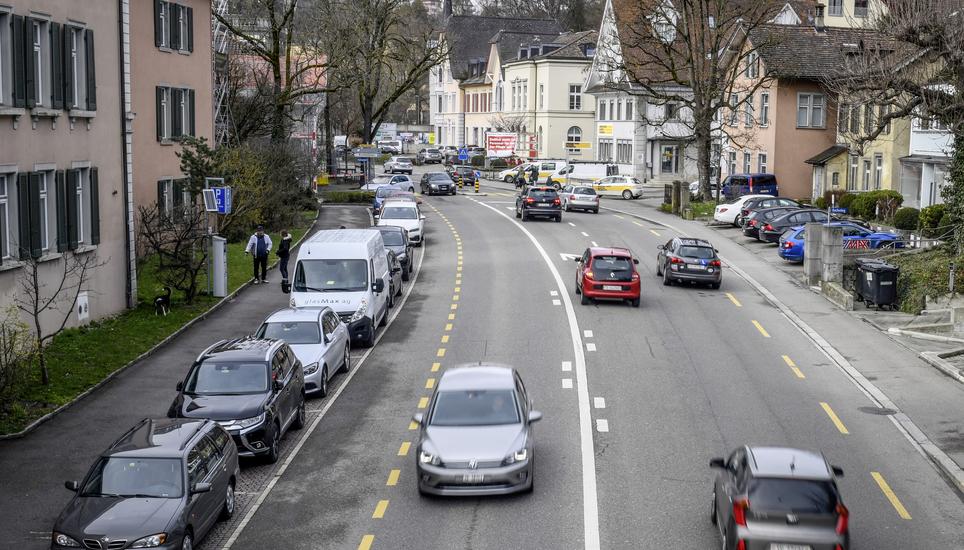 Blick auf die Bachstrasse mit Strassenverkehr, Auto und Velo. Pro Velo Schaffhausen hat eine Petition eingereicht fuer Tempo 30 in vielen Strassen in der Stadt Schaffhausen, am Dienstag, 16. Maerz, 2021. (Melanie Duchene / Schaffhauser Nachrichten)