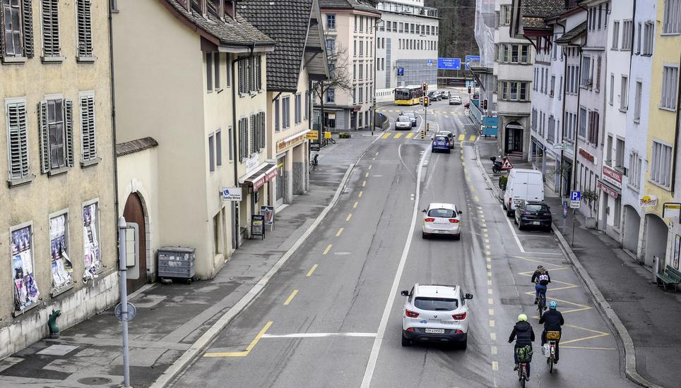 Blick auf die Bachstrasse mit Strassenverkehr, Auto und Velo. Pro Velo Schaffhausen hat eine Petition eingereicht fuer Tempo 30 in vielen Strassen in der Stadt Schaffhausen, am Dienstag, 16. Maerz, 2021. (Melanie Duchene / Schaffhauser Nachrichten)