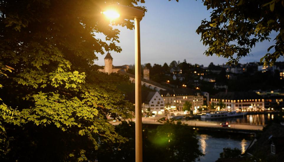 Blick ueber den Rhein von Feuerthalen aus auf den Munot und den Gueterhof, fotografiert anlaesslich der Abstimmung Lichtverschmutzung , am Freitag, 11. Juni, 2021. (Melanie Duchene / Schaffhauser Nachrichten)