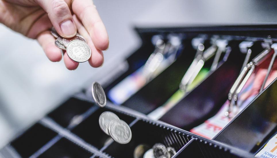 Themenbild Teuerung, Geld und Teurungsausgleich, Geld in einer Kasse mit Muenzen und Noten, am Donnerstag, 17. November, 2022. (Melanie Duchene / Schaffhauser Nachrichten)