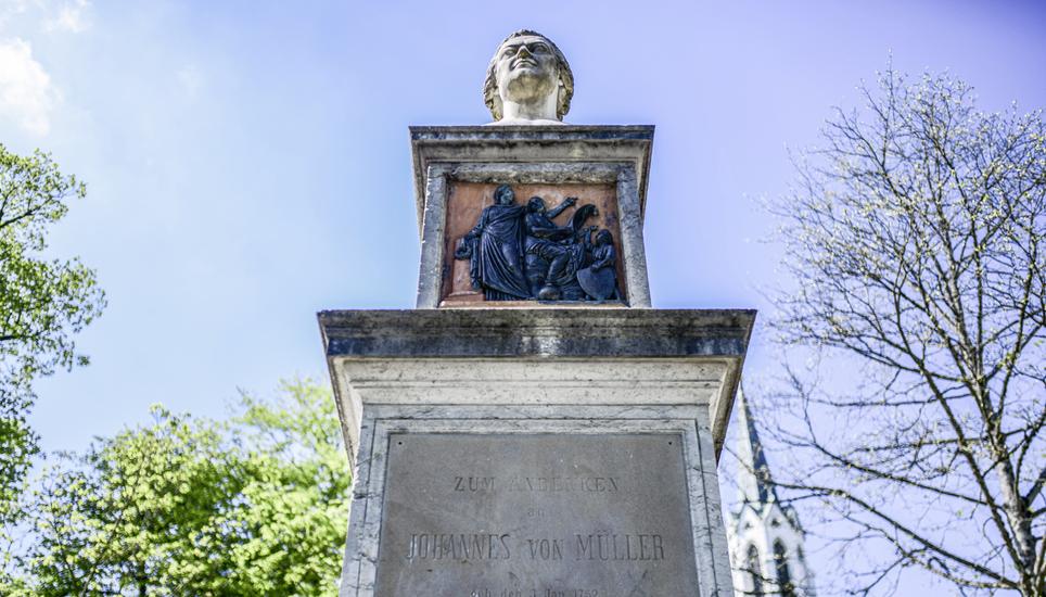Das Denkmal Johannes Von - Mueller im Faesenstaubpromenade Park, am Mittwoch, 05. Mai 2023. (Melanie Duchene / Schaffhauser Nachrichten)