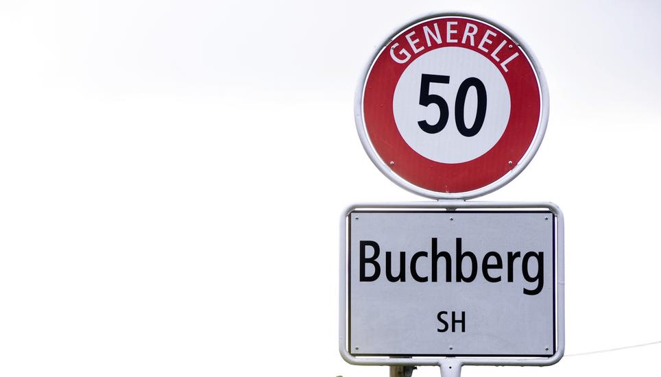 Ortsschild am Eingang von Buchberg, fotografiert am Dienstag, 16. April 2024 in Buchberg (Lea Biedermann / Schaffhauser Nachrichten)