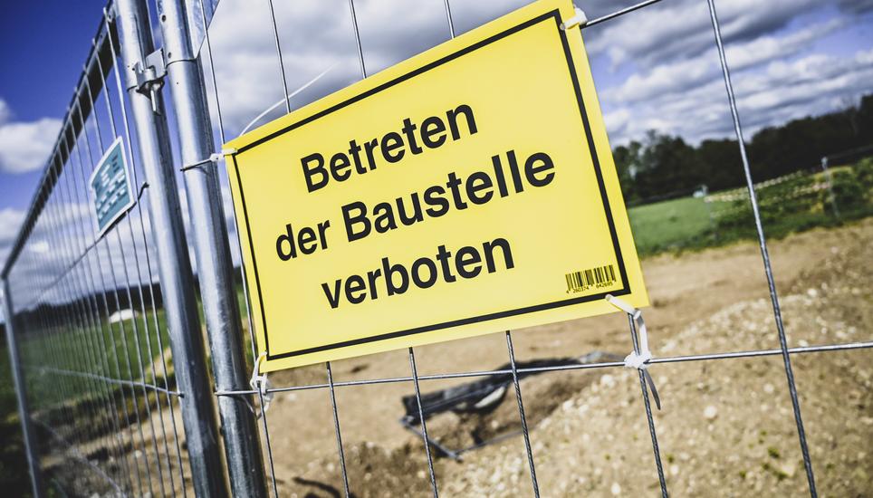 Themenbild mit Schild Baustelle betreten verboten fotografiert anlaesslich der Ausgrabung im Keltenoppidum Altenburg - Jestetten, am Montag, 19. September, 2022. (Melanie Duchene / Schaffhauser Nachrichten)