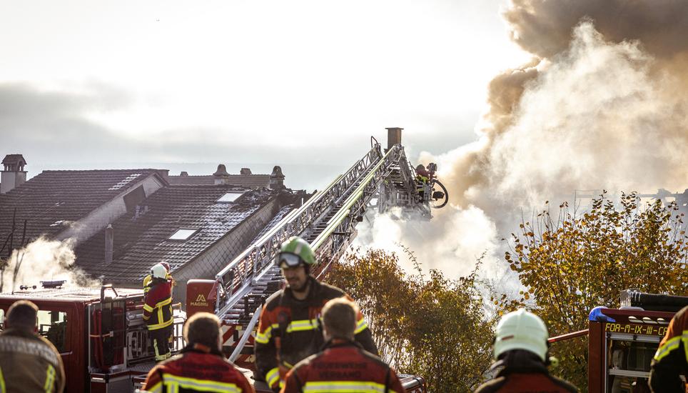 Lï¿ï¾¶scharbeiten eines seit 2 Uhr morgens in Brand stehendem Reienhauses in der Schmalzgasse in Hallu,  fotografiert am Donnerstag, 16. Oktober 2025, in Hallau. (Roberta Fele / Schaffhauser Nachricht