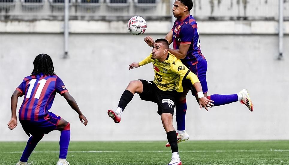 05.10.2025, Schaffhausen, Fussball Promotions League - FC Schaffhausen - FC Basel II; 
Adriano Rizvic (Schaffhausen) Alexis Casadei  (Basel) 
(Roger Albrecht/sport-presse)