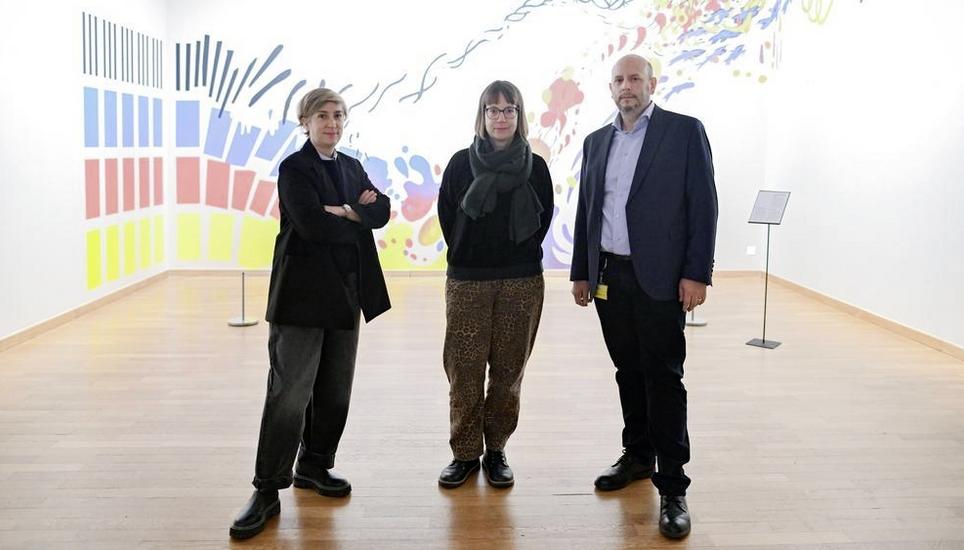Gesa Schneider, links, und die beiden Sicherheitsexperten Betty Sacher und Nathan Huber zum Thema: Wie sicher ist das Allerheiligen, vor dem Kunstwerk vom Kï¿ï¾¼nstler Stefan Brï¿ï¾¼lisauer, am Dienstag, 21. Oktober 2025. (Melanie Duchene / 