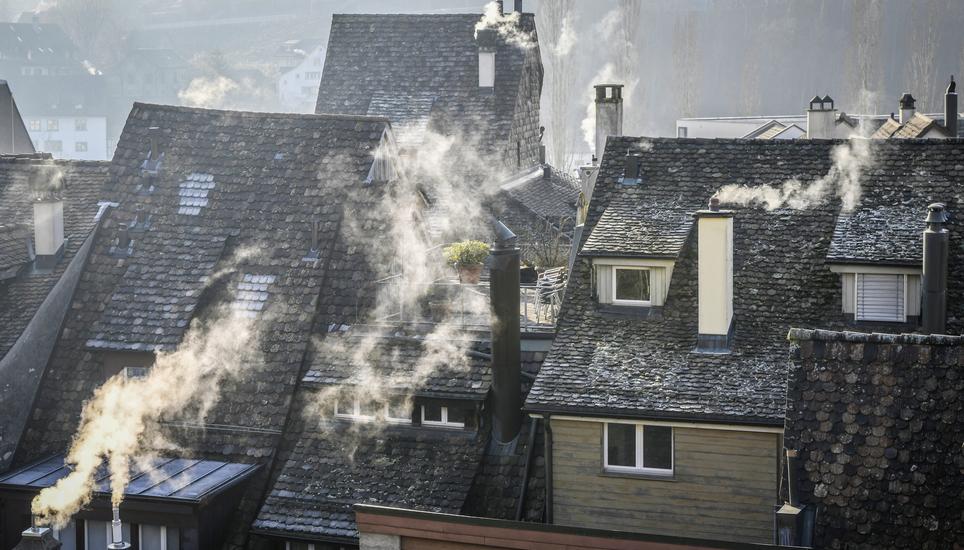 Rauch steigt aus den Kaminen ueber den Daechern in der Stadt Schaffhausen, fotografiert am Freitag, 17. Januar 2020. (Melanie Duchene / Schaffhauser Nachrichten)