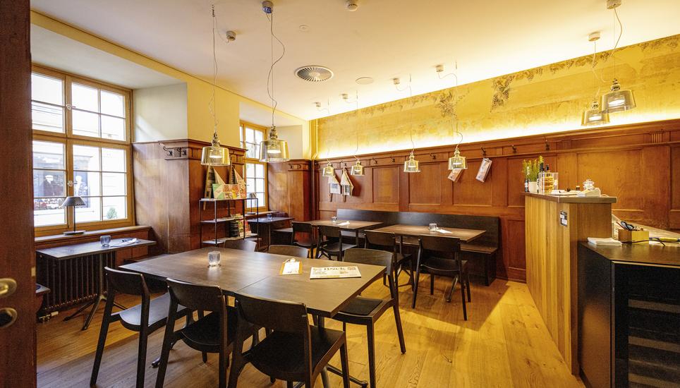 Der Einfangsbreich der Oberen Stube erstahlt im neuen Licht, neu ist der Empfang auch als Konsumationsraum nutzbar, fotografiert am Dinestag, 07. Oktober 2025, in Stein am Rhein. (Roberta Fele / Schaffhauser Nachrichten)