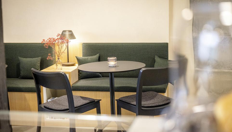 Der Einfangsbreich der Oberen Stube erstahlt im neuen Licht, neu ist der Empfang auch als Konsumationsraum nutzbar, fotografiert am Dinestag, 07. Oktober 2025, in Stein am Rhein. (Roberta Fele / Schaffhauser Nachrichten)
