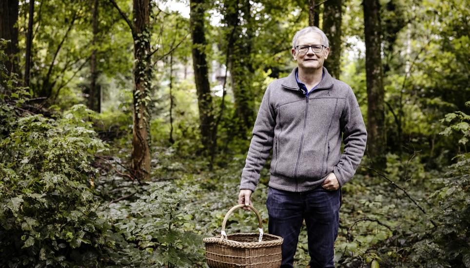 Unterwegs im Wald auf Pilz Suche mit Heinz Weber Pilzexperte, fotografiert am Mittwoch, 24. September 2025, in Schaffhausen. (Roberta Fele / Schaffhauser Nachrichten)