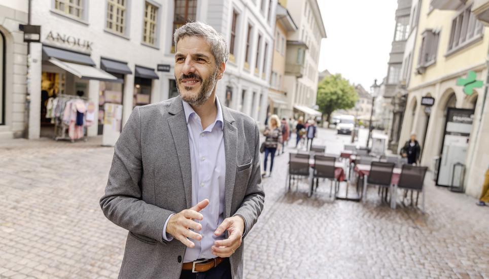 Spaziergang durch die Altstadt mit SP PolitikerSimon Stocker, fotografiert am Mittwoch, 04. Juni 2025, in Schaffhausen. (Roberta Fele / Schaffhauser Nachrichten)