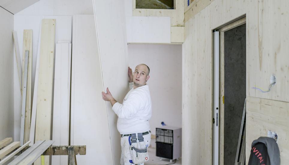 Aufbau eines Stoeckli Rohbau Minihaus in Beringen, Handwerker bei der Arbeit, am Mittwoch, 17. Januar, 2024 (Melanie Duchene / Schaffhauser Nachrichten)