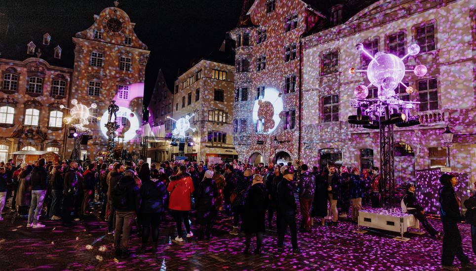 Lichtinstallationen quer durch die Altstadt, fotografiert am Dienstag, 28. Oktober 2025, in Schaffhausen. (Roberta Fele / Schaffhauser Nachrichten)