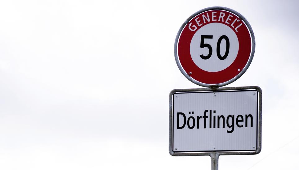 Ortsschild am Eingang von Dï¿ï¾¶rflingen, fotografiert am Dienstag, 16. April 2024 in Dï¿ï¾¶rflingen (Lea Biedermann / Schaffhauser Nachr