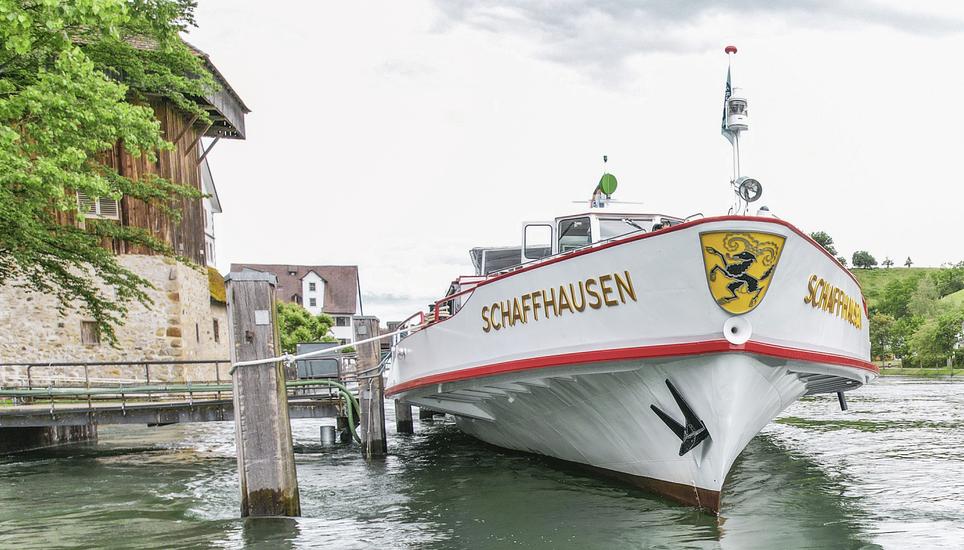 Drohenbild des hohen Wasserstand am Rhein, Bild zeigt das URH Schiff in Diessenhofen,  am Mittwoch, 12. Juni 2024. (Melanie Duchene / Schaffhauser Nachrichten)