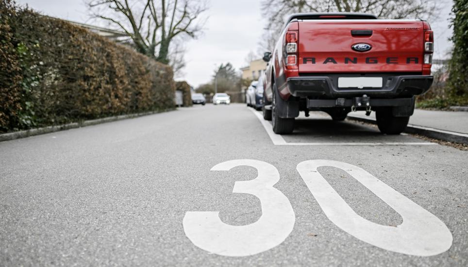 Geplante 30 er Zonen in diversen Strassen und Quartiere in Schaffhausen, Bild zeigt Parkplï¿ï¾¤tze Niklausen mit Hohenstoffelstrasse, am Donnerstag, 06. Februar 2025. (Melanie Duchene / Schaffhauser Nachricht