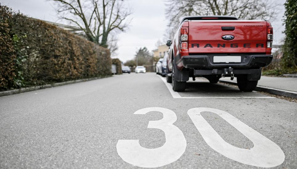 Geplante 30 er Zonen in diversen Strassen und Quartiere in Schaffhausen, Bild zeigt Parkplï¿ï¾¤tze Niklausen mit Hohenstoffelstrasse, am Donnerstag, 06. Februar 2025. (Melanie Duchene / Schaffhauser Nachricht