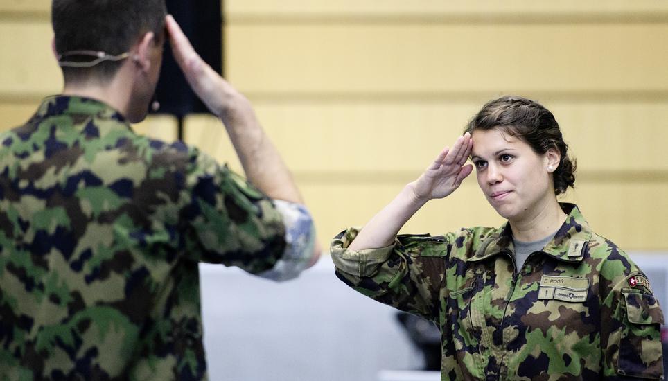 Die Orientierungslaeuferin Elena Roos, rechts, waehrend der Brevetierung der Absolventen der Spitzensport Rekrutenschule, am Freitag, 3. Juni 2016, in der Sport-Toto-Halle in Magglingen. 27 Athletinnen und Athleten aus acht Sportarten wurden im Rahmen des