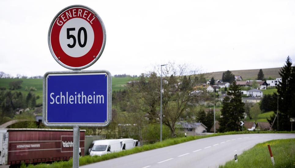 Ortsschild am Eingang von Schleitheim, fotografiert am Montag, 15. April 2024 in Schleitheim (Lea Biedermann / Schaffhauser Nachrichten)