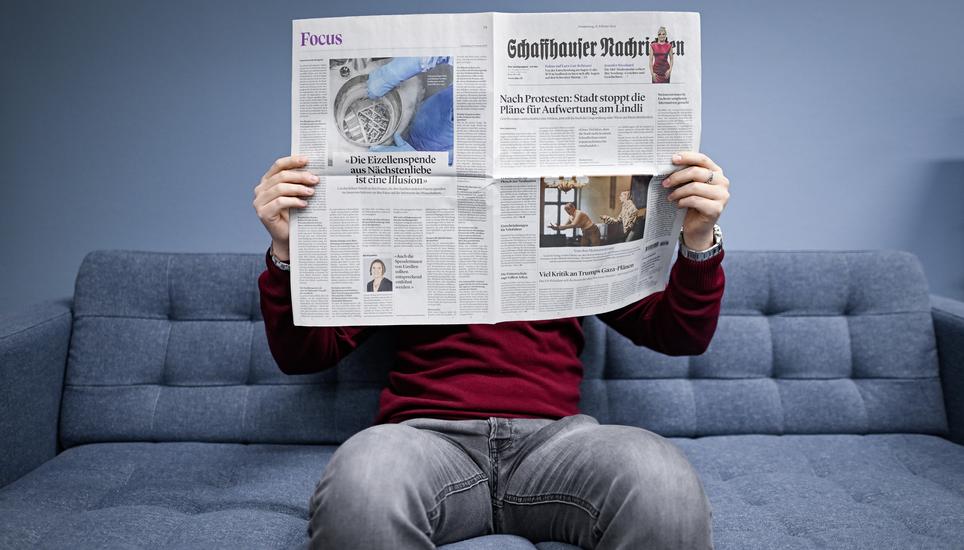 SN Redaktor Luca Blumer liest die Schaffhauser Nachrichten im Newsroom, am Donnerstag, 06. Februar 2025. (Melanie Duchene / Schaffhauser Nachrichten)