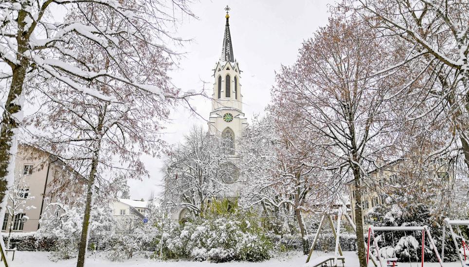 Der erste Schnee in diesem Winter ist gefallen, in der Schaffhauser Altstadt liegt noch Schnee, die meistens freuts, Bild zeigt Promenade Park im Schnee, am Freitag, 22. November 2024. (Melanie Duchene / Schaffhauser Nachrichten)