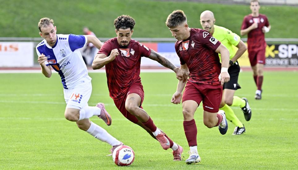 21.09.2025; Bellinzona; Fussball Schweizer Cup;  AC Bellinzona - Grasshopper Club Zuerich; Willy Vogt (Bellinzona) gegen Jacques Freddy Bomo (Bellinzona)(Michela Locatelli/freshfocus)
