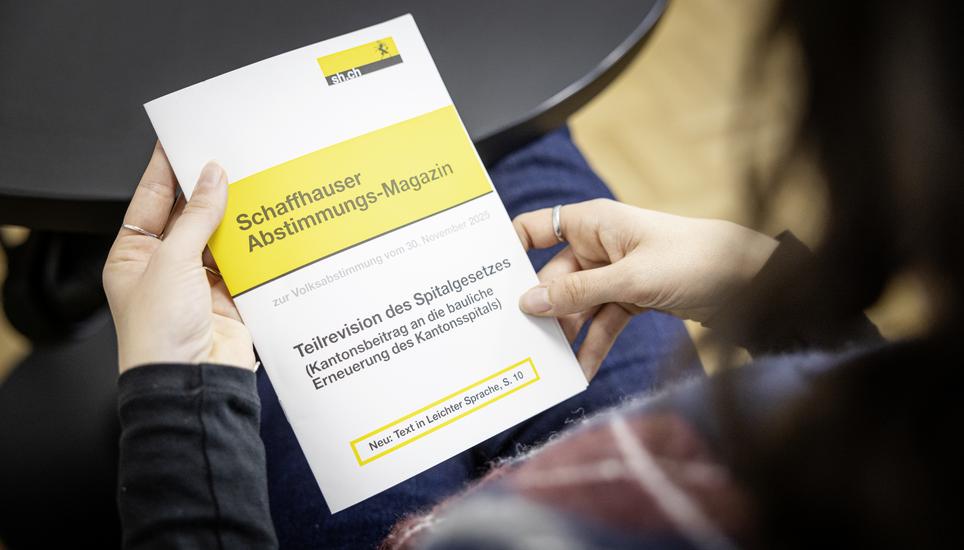 Schaffhauser Abstimmungsmagazin, fotografiert am Mittwoch, 05. November 2025, in Schaffhausen. (Roberta Fele / Schaffhauser Nachrichten)