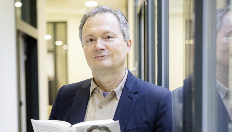 Julian Schï¿ï¾¼tt, schriftsteller, fotografiert am Donnerstag, 13. November 2025, in Schaffhausen. (Roberta Fele / Schaffhauser Nachricht