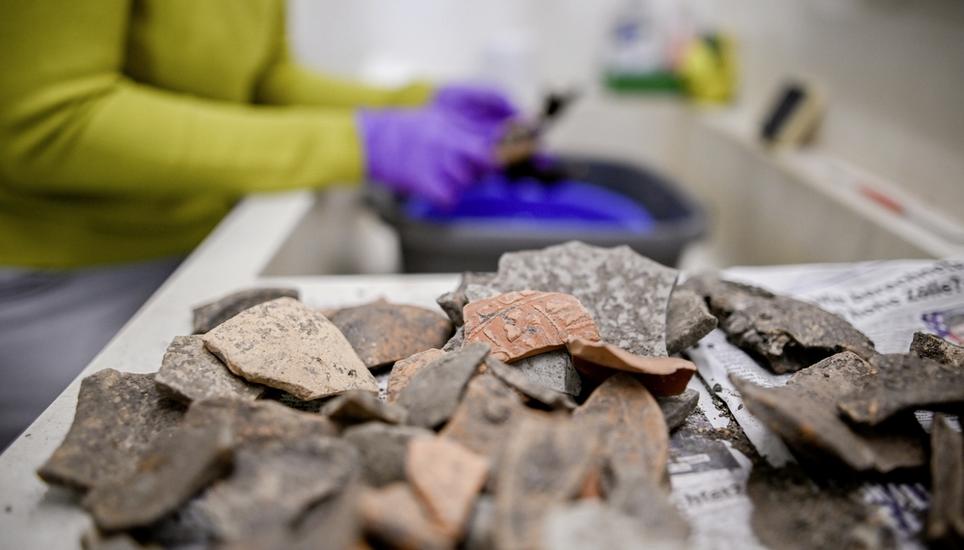 Einblicke in die Stadtarchï¿ï¾¤ologie in Schaffhausen, Fï¿ï¾¼hrung mit Kantonsarchï¿ï¾¤ologin Katharina Schï¿ï¾¤ppi, Bild zeigt Amelie Alterauge bei waschen eines Gebiss, am Mittwoch, 23. April 2025. (Melanie Duchene / Schaffha
