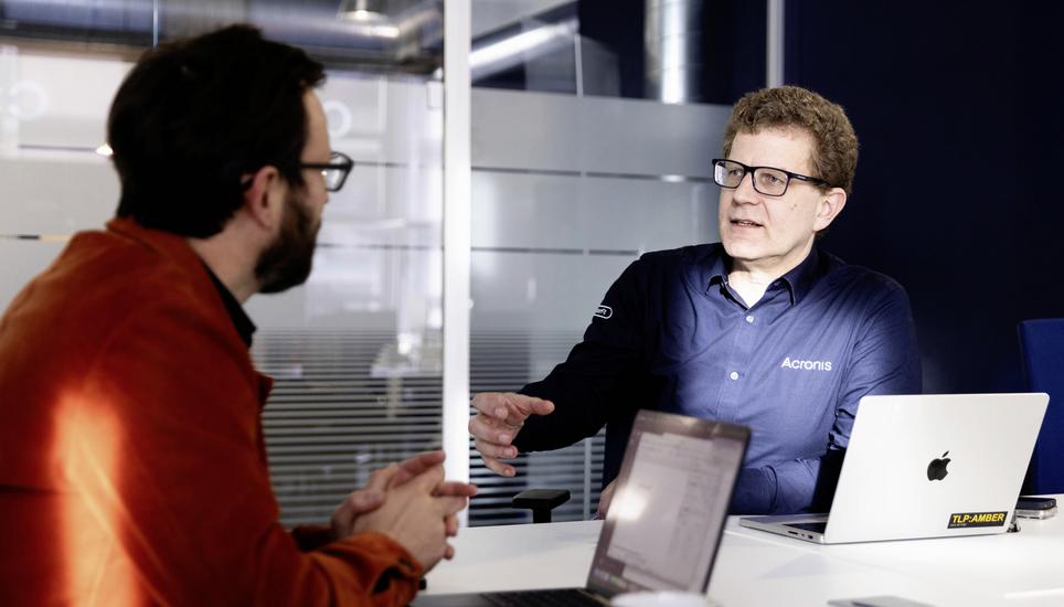 v.l. Till Burgherr, Gerald Beuchelt (CISO bei Acronis), 20.11.2025, Schaffhausen (Roger Hofstetter/Schaffhauser Nachrichten)