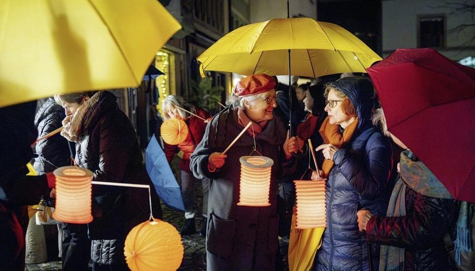 16 Tage gegen Gewalt an Frauen, Auftrakt, Marsch mit Orangenen Laternen und der Munot wird Orange beleuchtet, fotografiert am Dienstag, 25. November 2025, in Schaffhausen. (Roberta Fele / Schaffhauser Nachrichten)
