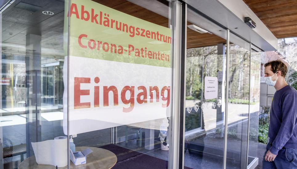 Thomas Kind kommt durch den Eingang bei dem eingerichteten Abklaerungszentrum fuer Corona Patienten im Pflegeheim Schaffhausen, am Mittwoch, 25. Maerz 2020.  (Melanie Duchene / Schaffhauser Nachrichten)