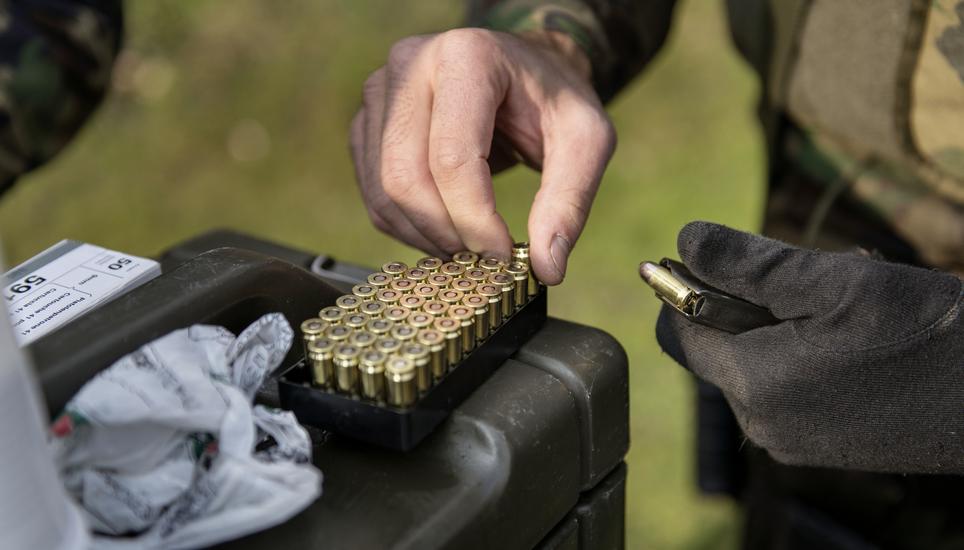 Armee: Ausbildung von Swisscoy Soladaten rund um die Kaserne Stans.

Das Magazin der Pistole wird geladen.