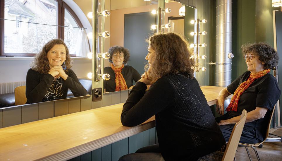 Katharina Furrer und Nicole Silvestri, Kï¿ï¾¶thi Furrer ï¿ï¾¼bergibt das Schauwerk an ihre tochter Nicole, fotografiert am Mittwoch, 24. Dezember 2025, in Schaffhausen. (Roberta Fele / Schaffhauser Nachr