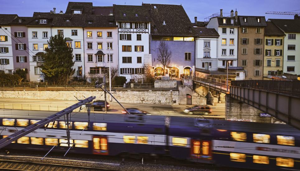 Zug und Auto Verkehr an der Grabenstrasse nï¿ï¾¤he Bahnhof zur spï¿ï¾¤ten blauen Stunde, am Montag, 10. Mï¿ï¾¤rz 2025. (Melanie Duchene / Schaffhauser N