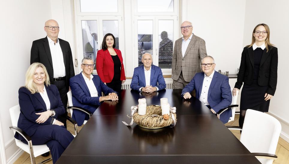 Swiss Asset Management, v.l. Beatrice Heinemann - Frank Feltes - Bernhard Kefer - Daniela Pagliarulo - Thomas Beckenbauer - Jï¿ï¾¼rgen Mï¿ï¾¼ller - Rolf Hummel - Miriam Karaboga, 18.12.2025, Schaffhausen (Roger Hofstetter/Schaffhauser Nachr