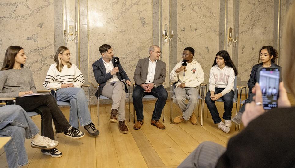 Projekt, schaffhausen redet mit, Schulklasse der 2 Sekundarstufe aus Neuhausen, diskutiert mit Dani Preisig und Robin Blanck zum Thema Schulbeginn, fotografiert am Mittwoch, 10. Dezember 2025, in Schaffhausen. (Roberta Fele / Schaffhauser Nachrichten)
