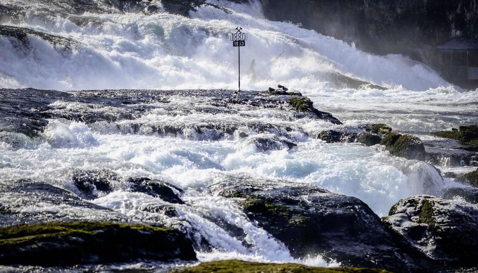Rheinfall bei winterlich kalten Temperaturen, Touristen besuchen trotz kalten Wetter den Rheinfall, am Freitag, 10. Februar 2023. (Melanie Duchene / Schaffhauser Nachrichten)