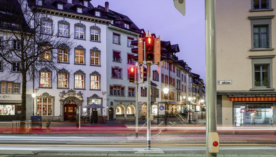 Rotlicht Ampel an der Bachstrasse mit Fussgaengerstreifen bei blauer Stunde, am Freitag, 10. Februar 2023. (Melanie Duchene / Schaffhauser Nachrichten)