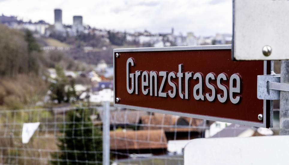 Grenzstein und Grenzstrasse, Freitag, 09.01.2026, Neuhausen am Rheinfall (Roger Hofstetter/Schaffhauser Nachrichten)